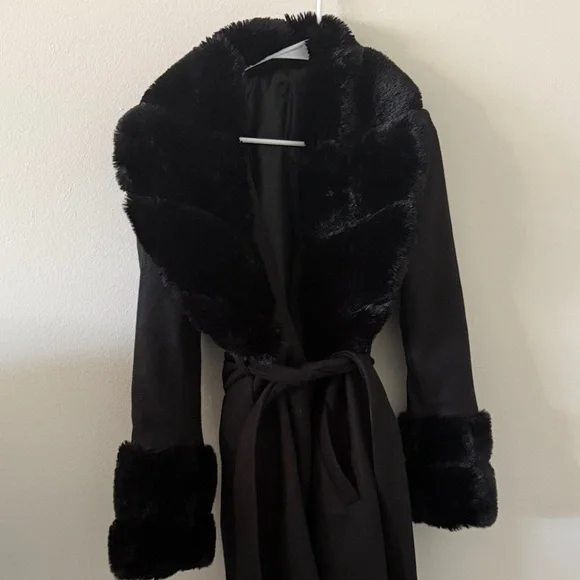 Elegant Black Faux Fur Trimmed Robe - Picture 2 of 2
